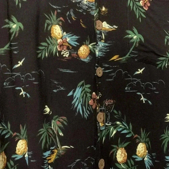 Pineappple moon Hawaiian 🌺 button down shirt boats pineapples 🍍 | size medium - Picture 5 of 7